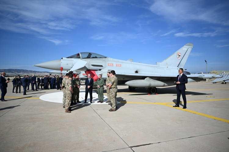 <p><span style="color:rgb(0, 0, 0)">İletişim Başkanı Duran, görüşmelerde, yakın müttefiklik temeline dayanan, stratejik boyuttaki Türkiye-Birleşik Krallık ilişkilerinin yanı sıra güncel bölgesel ve uluslararası gelişmelerin ele alınacağını bildirdi.</span></p>
