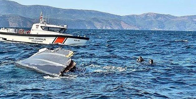 <p>İLK TEŞHİS SU ALTINDA YAPILDI</p>

<p>Deniz polisi tarafından ilk olarak 23 Ağustos’ta, Deniz Kuvvetleri Komutanlığı tarafından da 28-29 Ağustos’ta 2 kez insansız su altı robotu (ROV) ile görüntülenen cenazenin, 68 metre derinlikteki ilk teşhisi ise sol kolundaki saatten yapıldı. Deniz dibindeki görüntülemede, sol kolunda ‘mavi kordonlu saat’ olduğu görülen cenazenin Halit Yukay’a ait olup olmadığı, Bozcaada’ya gitmek için teknesiyle Yalova Limanı’ndan ayrıldığı görüntülerle karşılaştırıldı. Buradaki güvenlik kamerası görüntülerinde yapılan incelemede de aynı saatin iş insanının sol kolunda olduğu tespit edildi.</p>
