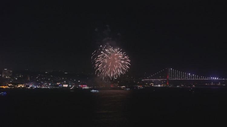 <p>İstanbul Boğazı'nda 29 Ekim Cumhuriyet Bayramı dolayısıyla havai fişek gösterisi yapıldı.</p>