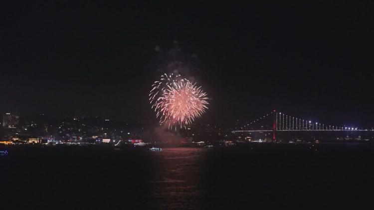 <p><strong>İSTANBUL BOĞAZI HAVA FİŞEKLERLE AYDINLANDI</strong></p>
<p>Cumhuriyetin 102'nci yılı kutlamaları kapsamında İstanbul Boğazı'nda havai fişek gösterisi yapıldı.</p>