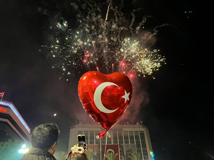 <p><span style="color:#B22222"><strong>İZMİR'DE FENER ALAYI</strong></span></p>
<p> </p>
<p>İzmir’de 29 Ekim Cumhuriyet Bayramı kutlamaları kapsamında fener alayı yürüyüşü düzenlendi.</p>