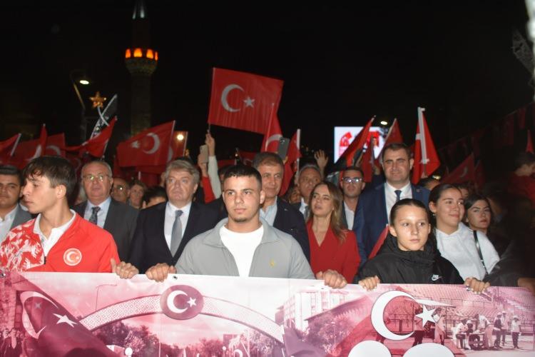 <p>Fener alayına kent protokolü ve vatandaşlar katıldı. Konak Saat Kulesi önünde toplanan kalabalık, bandonun çaldığı marşlar eşliğinde Alsancak yönüne yürüdü. </p>