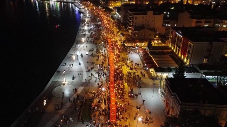 <p>Cumhuriyet Meydanında toplanan binlerce vatandaş, ellerinde Ulu Önder Mustafa Kemal Atatürk posterleri, meşaleler ve Türk bayraklarıyla yürüyüşe geçti. </p>
