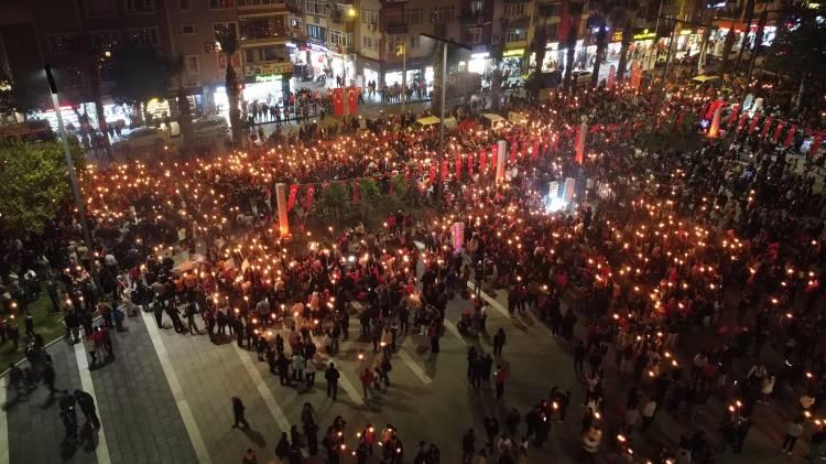 <p>Demircioğlu Caddesi, İnönü Caddesi, Zübeyde Hanım Sokak, Gazi Bulvarı ve Kayserili Ahmet Paşa Caddesi güzergahını takip eden kalabalık, 'Mustafa Kemal'in Askerleriyiz', 'Ne Mutlu Türküm Diyene' sloganları atıp, İzmir Marşı'nı söyleyerek, kordon boyuna ulaştı. Yürüyüş, Truva Atı önündeki Çağlar Kaynak Basketbol Sahası'nda sona erdi.</p>
