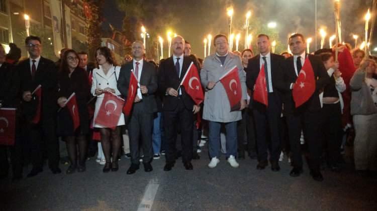 <p>Çanakkale Valisi Ömer Toraman, Çanakkale Belediye Başkanı Muharrem Erkek, Çanakkale Boğaz ve Garnizon Komutanı Tuğamiral Mustafa Biçen, Çanakkale Savaşları Gelibolu Tarihi Alan Başkanı İsmail Kaşdemir, siyasi parti temsilcileri, daire müdürleri ve çok sayıda vatandaş katıldı. </p>