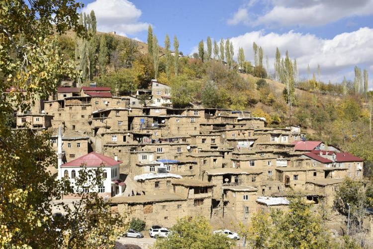 <p><strong>Bu köyümüz yaklaşık 70 haneden oluşan, eski taş yapıların büyük oranda korunduğu bir köy. </strong></p>
