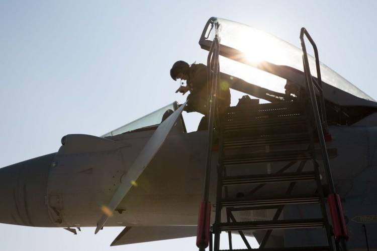 <p>*7- Görüş ötesi (BVR) kabiliyeti nedir?</p>

<p><br />
BVR (Beyond Visual Range - Görüş Ötesi Menzil), savaş uçaklarının birbirlerini görmeden, sadece radar ve diğer sensörler aracılığıyla tespit ederek füze ateşleyebilmesi anlamına gelir. Modern hava muharebelerinin çoğu bu şekilde gerçekleşir. BVR'da üstünlük sağlamak için uçağın radarı (AESA), füzeleri (Meteor gibi uzun menzilli) ve elektronik harp sistemleri (düşman radarını yanıltma) çok önemlidir. Typhoon, bu konuda F-16'lardan çok ileridedir.</p>
