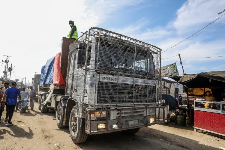<p>Gıda ve akaryakıt yardımı taşıyan tırlar, Birleşmiş Milletler ekibinin eşliğinde, Kerem Abu Salem Sınır Kapısı üzerinden Gazze Şeridi'ne ulaştı.</p>
