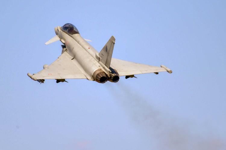 <p>*8- AESA radar nedir? F-16'lardaki radarlardan farkı nedir?</p>

<p><br />
AESA (Aktif Elektronik Taramalı Dizi) radar, geleneksel mekanik taramalı radarlardan (F-16'lardaki APG-68 gibi) farklı olarak, binlerce küçük ve bağımsız gönderme/alma (T/R) modülünden oluşur. Bu sayede radarı fiziksel olarak hareket ettirmeden, elektronik olarak farklı yönlere ve farklı frekanslara tarama yapabilir. AESA radarlar, daha hızlı tarama, daha uzun menzil, daha yüksek çözünürlük, aynı anda birden fazla hedefi takip etme, elektronik harbe karşı daha dayanıklı olma ve hatta elektronik harp yapabilme (düşman radarlarını karıştırma) gibi özelliklere sahiptir. F-16'lar için geliştirilen APG-83 SABR radarı da bir AESA radardır, ancak Typhoon'un Captor-E radarı daha gelişmiş ve daha güçlü bir AESA radardır. AESA radarlar, F-35, Rafale, Gripen gibi modern uçakların standart donanımıdır. Türkiye'nin F-16'ları için istediği F-16 Blok 70'lerde de APG-83 AESA radarı bulunmaktadır.</p>
