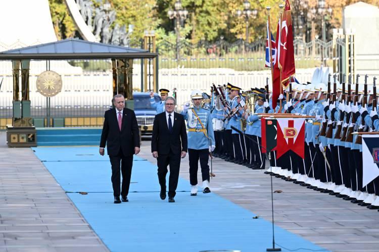 <p><span style="color:rgb(67, 67, 67)">Starmer'in makam aracını, Cumhurbaşkanlığı Külliyesi önündeki caddede karşılayan süvariler, araca protokol kapısına kadar eşlik etti.</span></p>
