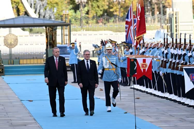 <p><span style="color:rgb(67, 67, 67)">Cumhurbaşkanı </span>Erdoğan<span style="color:rgb(67, 67, 67)">, Starmer'i külliyenin ana giriş kapısında karşıladı. </span>Erdoğan<span style="color:rgb(67, 67, 67)"> ve Starmer'in tören alanındaki yerlerini almasının ardından, bando iki ülke milli marşlarını çaldı.</span></p>
