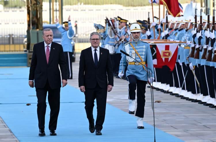 <p>Törende, tarihte kurulan 16 Türk devletini temsil eden bayraklar ve askerler de yer aldı, 21 pare top atışı yapıldı.</p>

<p>İngiltere Başbakanı Starmer, Muhafız Alayı Tören Kıtası'nı "Merhaba asker" diyerek selamladı.</p>

