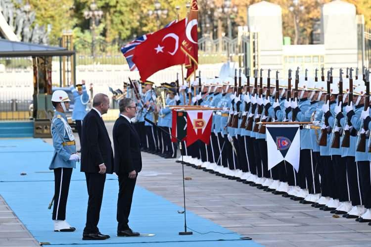 <p><span style="color:rgb(67, 67, 67)">Cumhurbaşkanı </span>Erdoğan<span style="color:rgb(67, 67, 67)"> ve Starmer, birbirlerine heyetlerini takdim etti. </span>Erdoğan<span style="color:rgb(67, 67, 67)"> ve Starmer, merdivenlerde Türkiye ve Birleşik Krallık bayrakları önünde tokalaşarak basın mensuplarına poz verdi.</span></p>
