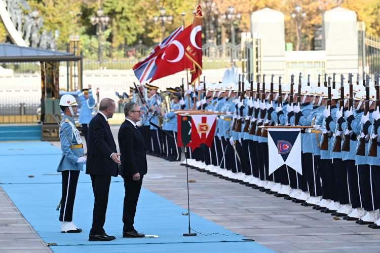 <p><span style="color:rgb(67, 67, 67)">İkili g&ouml;r&uuml;şmeye ge&ccedil;en&nbsp;</span>Erdoğan<span style="color:rgb(67, 67, 67)">&nbsp;ve Starmer, heyetler arası &ccedil;alışma yemeğinin ardından anlaşmaların imza t&ouml;renine katılacak ve ortak basın toplantısı d&uuml;zenleyecek.</span></p>
