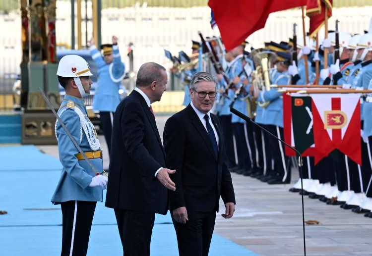 <p><span style="color:rgb(67, 67, 67)">T&ouml;rende, Dışişleri Bakanı Hakan Fidan, Milli Savunma Bakanı Yaşar G&uuml;ler, Cumhurbaşkanlığı Genel Sekreteri Hakkı Susmaz, T&uuml;rkiye'nin Londra B&uuml;y&uuml;kel&ccedil;isi Osman Koray Ertaş, Cumhurbaşkanlığı İletişim Başkanı Burhanettin Duran ve Cumhurbaşkanı Dış Politika ve G&uuml;venlik Başdanışmanı Akif &Ccedil;ağatay Kılı&ccedil; da yer aldı.</span></p>
