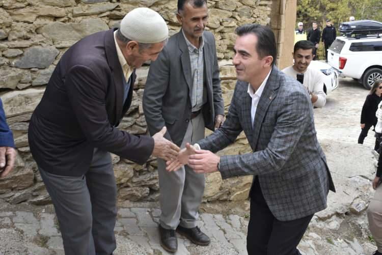 <p><strong><span style="color:#A52A2A">300 YILLIK KÖYE ZİYARET </span></strong></p>
<p> </p>
<p>Köylüler tarafından ilgiyle karşılanan Vali Karakaya, köyü cepheden gören tepeye çıkarak, sonbahar renkleriyle bütünleşen ve 300 yıllık olduğu belirtilen tarihi taş evlerin oluşturduğu manzarayı izleyip, fotoğraf çektirdi.</p>