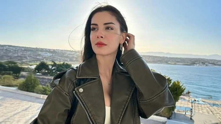 <p><span style="color:#800080"><strong>BABAANNESİNE ÇOCUKLUK FOTOĞRAFI İLE VEDA ETTİ</strong></span></p>
