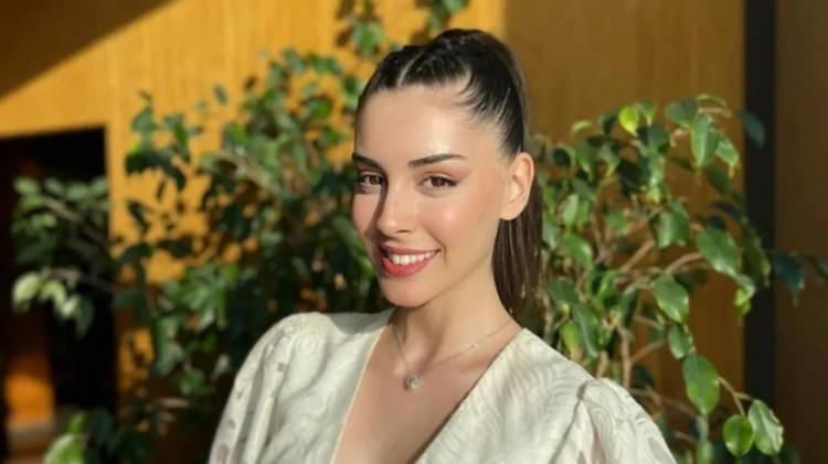 <p><strong>25 yaşındaki başarılı oyuncu</strong>, babaannesiyle birlikte &ccedil;ekildiği <strong>&ccedil;ocukluk yıllarına ait bir fotoğrafı</strong> sosyal medya hesabından paylaşarak şu notu yazdı:</p>
