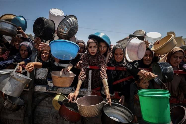 <p><strong>ÖNCE EVİNİ SONRA AİLESİNİ KAYBETTİ</strong></p>
<p> </p>
<p>Jadallah'ın ailesine ait ev, İsrail'in 7 Ekim 2023'te başlattığı saldırıların ilk günlerinde hedef alındı ve saldırıda babası, iki kardeşi ve üç kuzenini kaybetti, diyaliz hastası annesi ise ağır yaralı olarak enkaz altında kurtarıldı.</p>
<p> </p>
<p>Jadallah, üç gün boyunca ailesinin cansız bedenlerini enkaz altından kendi elleriyle çıkardı.</p>
<p> </p>
<p>Eşi, çocukları ve annesi Gazze'den tahliye edilerek Türkiye'ye getirilen Jadallah, Gazze'yi terk etmeyerek şehrin yıkımını belgelemeyi sürdürüyor.</p>