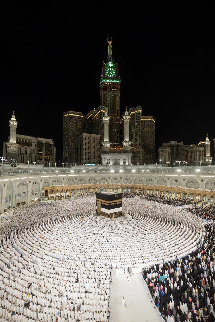 <p><strong>2 - Hacda kurban ne zaman kesilir?</strong></p>

<p>Hanefi mezhebine göre kurban, bayramın ilk üç gününde kesilir. Daha önce kesilemez. Tehir edilerek daha sonra kesilmesi durumunda ceza olarak ayrıca bir koyun veya keçi kesmek gerekir.</p>

<p>Şafii mezhebine göre ise bayramın 4. günü gün batana kadar kurban kesilebilir.</p>
