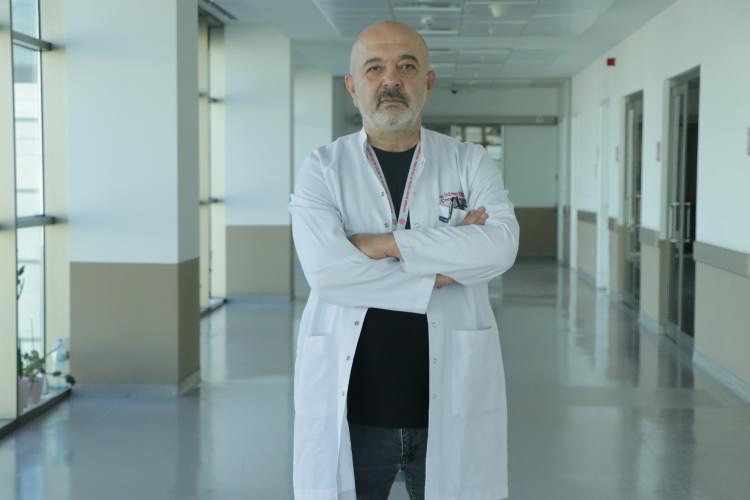 <p><span style="color:#FF0000"><strong>"2 SAATTEN SONRA ÇOK CİDDİ SIKINTILAR OLUŞTURABİLİR"</strong></span></p>

<p>Kayseri Şehir Hastanesi Çocuk Cerrahisi ve Ürolojisi Anabilim Dalı Başkanı Doç. Dr. Mustafa Erman Dörterler, <strong>"Hastamız 15 aylık bir bebek. Hastamız, disk pil ve beraberinde bir lego parçası yutmuş. Ben gece 01.30 gibi hastaneye geldim. Pili ve lego parçasını yutmasının üzerinden yaklaşık 6-7 saat geçmişti. Bu durumlarda dakika ve zaman çok önemli. 2 saatten sonra çok ciddi sıkıntılar oluşturabilecek hatta ölümle sonuçlanabilecek durumlarla karşı karşıya kalmaktayız. Ben, göğüs cerrahisi, çocuk gastroenteroloji, anestezi ekibi ve yardımcı sağlık personelleriyle beraber yaklaşık 20-25 kişiydik. Çocuğa, hızlı ve dikkatli bir şekilde müdahale ettik. Çünkü zaman ilerlediği için disk pil, yemek borusuna yapışmış ve delmek üzereydi. Dikkatli şekilde özenerek çıkarmaya çalıştık. Ekip çalışmasıyla beraber çıkarmayı başarabildik. Çocuğumuzun yoğun bakımdaki 2 günlük takip süreci devam ettikten sonra servisimize aldık. Şu an gayet iyi" </strong>diye konuştu.</p>
