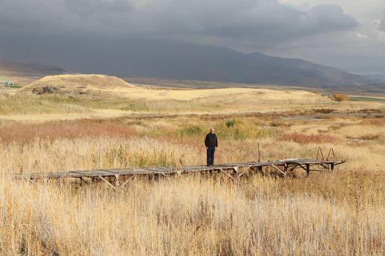 <p><span style="color:#B22222"><strong>YAĞIŞLAR AZALDI, BUHARLAŞMA ARTTI</strong></span></p>

<p> </p>

<p>Van Yüzüncü Yıl Üniversitesi (YYÜ) Su Ürünleri Fakültesi Öğretim Üyesi Dr. Mustafa Akkuş ise son yıllarda yaşanan kuraklık ve artan sıcaklıkların gölde ciddi su kaybına neden olduğunu söyledi.</p>

<p>Van Gölü'nün 3 bin 712 kilometrekarelik yüzey alanına sahip olduğunu hatırlatan Dr. Akkuş, son dönemlerde yaşanan kuraklığın gölün hızla küçülmesine yol açtığını vurguladı.</p>
