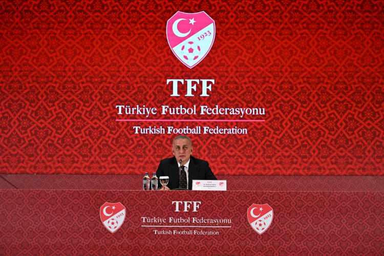 <p>Türkiye Futbol Federasyonu (TFF) Başkanı İbrahim Hacıosmanoğlu, profesyonel liglerde görev yapan 571 hakemden 371'inin bahis hesabının olduğunu, 152'sinin ise aktif şekilde bahis oynadığını açıkladı.</p>
