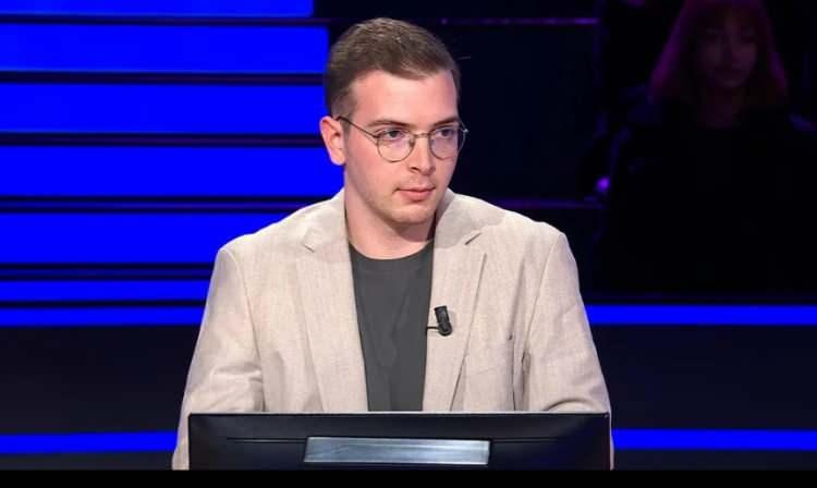 <p><strong>Ko&ccedil; &Uuml;niversitesi Bilgisayar M&uuml;hendisliği B&ouml;l&uuml;m&uuml;nde eğitim hayatını s&uuml;rd&uuml;ren 22 yaşındaki yarışmacı &Ouml;mer Taha Şişmanoğlu, yarışmaya hızlı bir başlangı&ccedil; yaptı. İlk soruları rahatlıkla yanıtlamayı başaran yarışmacı, 200 bin TL değerindeki soruya kadar emin adımlarla ilerledi.</strong></p>
