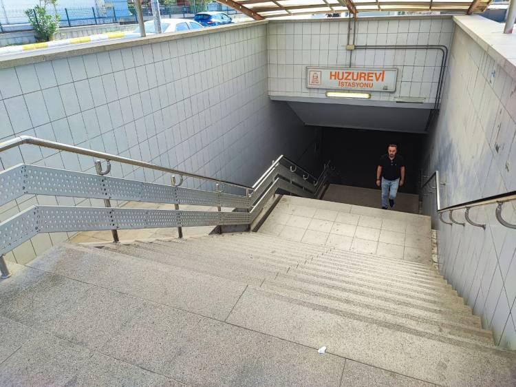<p><span style="color:#A52A2A"><strong>YAŞLI VE ENGELLİLER ZORLUK ÇEKİYOR</strong></span></p>
<p> </p>
<p>Yürüyen merdivenlerin yerleri boş kaldı.</p>
<p> </p>
<p>Metroya binmek için ya da metrodan indikten sonra eve gitmek için alt geçidi kullanan özellikle engelli ve yaşlı vatandaşlar, yürüyen merdivenin yapılmamasından  dolayı şikayetçi oldu.</p>