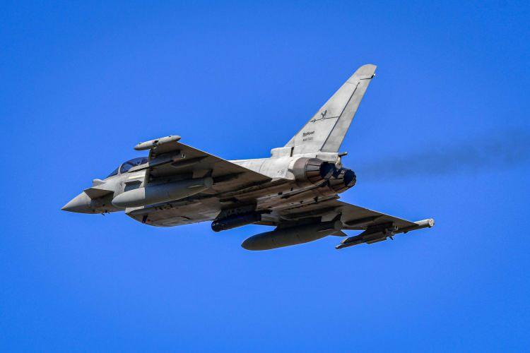 <p>4- Tranche 4 (T4) versiyonu neden önemli?</p>

<p><br />
Typhoon av-bombardıman uçağının en son versiyonu olan Tranche 4 (T4), şu anda üretimde olan en modern versiyondur. İspanya'nın "Halcon I" projesi ve Almanya'nın "Quadriga" projesi kapsamında sırasıyla 20 ve 38 adet Tranche 4 uçağı sipariş edilmiştir. Bu uçaklar, en yeni nesil E-Scan (Elektronik Taramalı) radarı olan Captor-E AESA (Aktif Elektronik Taramalı Dizi) Mk1 ile donatılacaktır. Tranche 2 ve 3 uçakları da bu radarı alabilmektedir. Ancak Tranche 1 uçaklarının bu radarı alması mümkün değildir. Almanya, İtalya ve İspanya, Tranche 1 uçaklarını envanterden çıkarma kararı almıştır. İngiltere ise Tranche 1 uçaklarını 2025'te emekli edecektir. Tranche 4'ün en önemli özelliği, gelişmiş aviyonikler, daha iyi performans ve daha geniş bir silah yelpazesi sunmasıdır. Tranche 4; E-Scan AESA radarı, gelişmiş görev bilgisayarı, yeni nesil savunma sistemleri (DASS) ve daha iyi insan-makine arayüzü gibi özelliklere sahiptir. Ayrıca, yeni silah sistemlerinin (örneğin, Spear 3 seyir füzesi) entegrasyonu için de daha esnek bir platform sunmaktadır.</p>
