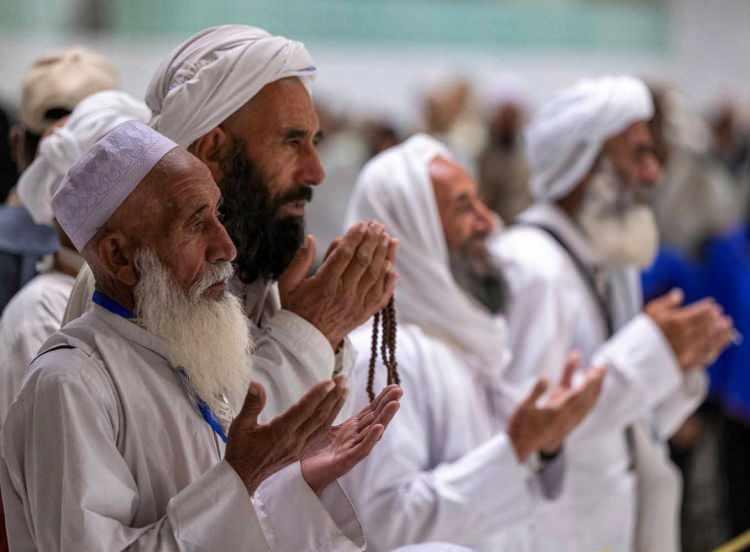 <p><strong>10 - Bankada vadeli hesapta bekletilen para ile hac yapılır mı?</strong></p>

<p>İslam dini kişilerin meşru işlerle uğraşmalarını ve geçimlerini helal yollardan elde etmelerini emreder. İbadetler de helal kazançla ifa edilmelidir.</p>

<p>Bankada vadeli hesapta bekleyen paranın aslı helal olduğu için bu parayla hacca gidilebilir ancak bu yolla elde edilen faiz gelirlerinin sevap beklemeksizin ihtiyaç sahiplerine dağıtılması ve tövbe edilmesi gerekir.</p>
