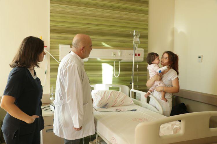 <p>A.Y.Ç.’nin ağızına bakan anne Tuğba Yılmaz, parçayı göremeyince dışkısından çıkacağını düşündü. </p>