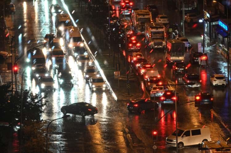 <p>Yağışla birlikte zaman zaman şimşek çakması sonucu gökyüzü aydınlandı.</p>
<p> </p>
<p>Sefaköy'deki bir alışveriş merkezinde oluşan su birikintisi nedeniyle vatandaşlar yürümekte güçlük çekti.</p>
<p> </p>
<p>Öte yandan sağanağın etkisiyle bazı yollarda trafik meydana gelirken, otobüs duraklarında da yoğunluk oluştu.</p>