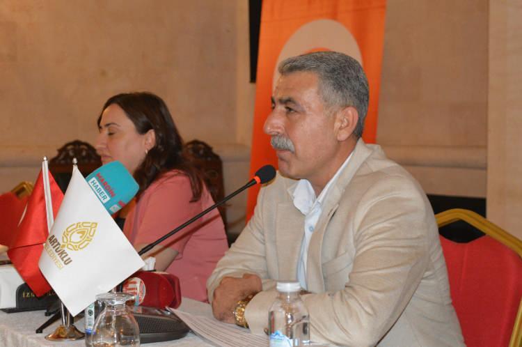 <p>Basın mensuplarıyla bir araya gelen Artuklu Belediyesi Başkanı Mehmet Ali Amak, HAYTAP ile protokol imzaladıklarını belirterek, çöp toplama amacıyla kullanılan eşeklerin artık kademeli olarak bu işten çektirileceğini ve 22 bin metrekare alanda oluşturacakları ‘Emekli Hayvan Çiftliği’nde dinlendirileceklerini belirtti.</p>