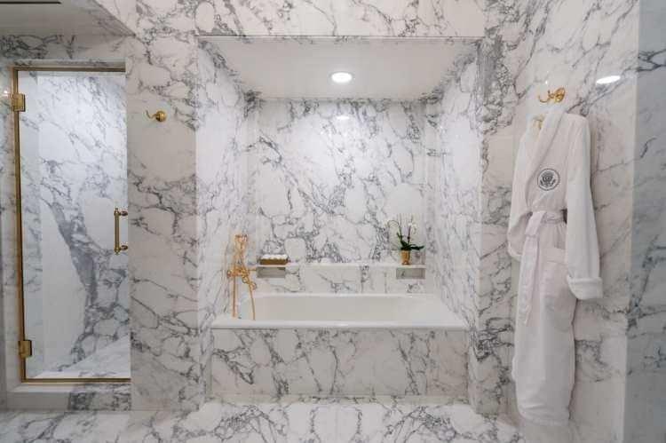 <p><strong>Banyoyu Lincoln'ün yaşadığı döneme de uygun olacak şekilde siyah-beyaz mermerle restore ettiğini belirten Trump, 'Yenilenmiş Lincoln Banyosu'nun görsellerini de paylaşımına ekledi. Banyoda kullanılan altın tonları dikkat çekti.</strong></p>
