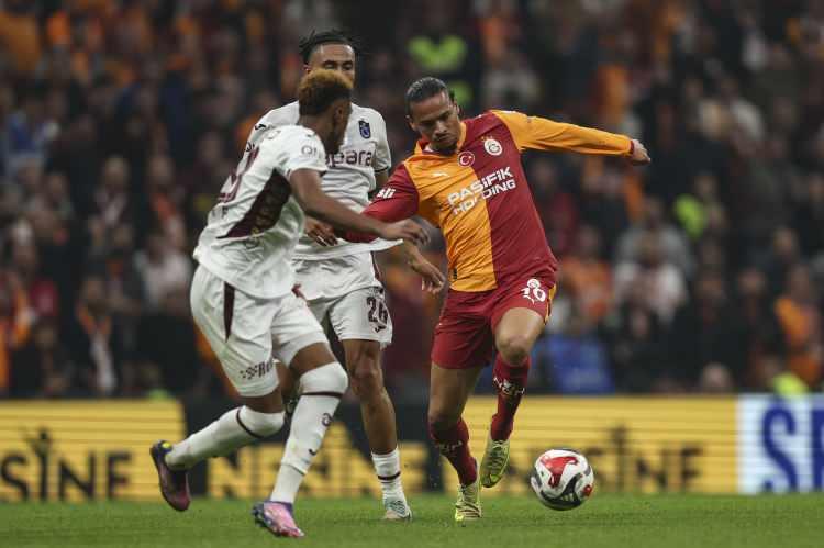 <p>Bu sonuçla Galatasaray, puanını 29 yaparken Trabzonspor da 24 puana yükseldi.</p>
