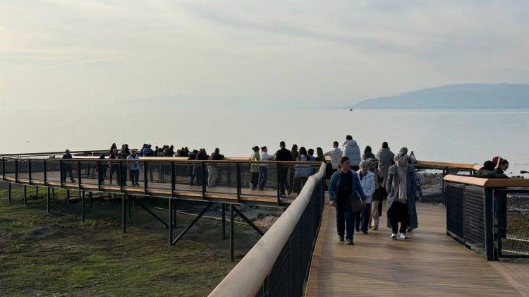 <p>Konu ile ilgili konuşan ve Van'dan geldiğini ifade eden Mustafa Yıldırım, <strong>"Şimdi burada geçmişin ayak izlerini takip ediyoruz, bizde haberlerden gördük. Papa da buraya gelecekmiş ve 1700. yıl konsili gerçekleşmiş burada. İznik Gölü ile ve tarihi ile gerçekten eşsizmiş."</strong> ifadelerini kullandı.</p>
