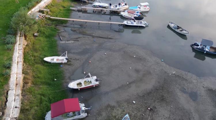 <p>Kuraklığa bağlı sınırlı sulama nedeniyle tarımsal üretim de tehdit altında. 1,5 yıl içinde su seviyesinde yaşanan farlılık ise hem cep telefonu hem de dron kamerasına yansıdı.</p>
<p> </p>