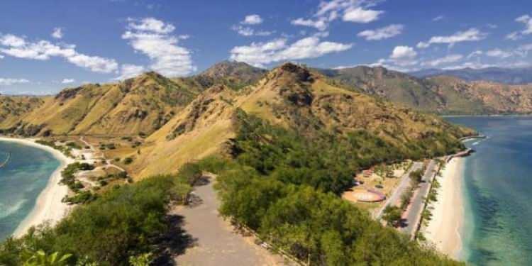 <p><span style="color:#B22222"><strong>Doğu Timor</strong></span></p>

<p>&nbsp;</p>

<p>30 g&uuml;n vizesiz.</p>

<p>Kapıda vize uygulaması var. Doğu Timor, havalimanı ve deniz yoluyla gelinen ziyaretlerde &uuml;cretsiz olarak 30 g&uuml;n ge&ccedil;erli, tek girişli vize veriyor.</p>

<p>Kara sınır kapılarında ise 30 ABD Doları karşılığında 90 g&uuml;n s&uuml;reli tek veya &ccedil;oklu girişe sahip vize alabiliyorsunuz.</p>
