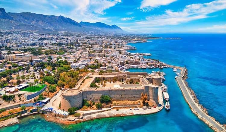 <p><span style="color:#B22222"><strong>Kuzey Kıbrıs T&uuml;rk Cumhuriyeti</strong></span></p>

<p>&nbsp;</p>

<p>30 g&uuml;n vizesiz.</p>

<p>Pasaporta ihtiya&ccedil; duymadan kimlikle de giriş yapabiliyorsunuz.</p>

<p>Pasaportunuzda Kıbrıs'a giriş-&ccedil;ıkış damgası varsa Yunanistan'a gidemiyorsunuz.</p>
