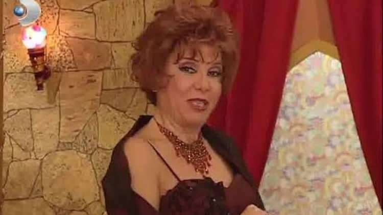 <p>Hastalığım 2023 yılında başladı. En tehlikeli ve öldürücü pankreas kanseri. 'Niye ben?' demedim. Kabullendim. Çok ağır ameliyatlar geçirdim, cehennemi yaşadım. Zehirterapi, radyoterapi bir yıl rahat geçti sonra bağırsaklarda nüksetti. Gene çok ağır ameliyatlarla bu günlere geldim şükür. Ben hiç pozitif düşünemedim bu süreçte. Kendimi şaşırtan bir olgunlukla karşıladım bu ölümcül hastalığı. Ama hep gırgır geçtim. Şu anda bağırsaklarım bir torbaya boşalıyor altı aydır. Çok sıkıntılı bir iş. Kendi bağırsağını gören ender kişilerdenim yan.i Bağırsağa 'PEMBİŞ', pankeasa 'PANKİ' adını takıp eğleniyorum. Onlarla dalga geçiyorum. Hatta doktorum 'Panki' ile konuşurken kulak misafiri olup köpeğiniz mi dedi. Ben ülkemizin mizah gücüne hayrandım. Demek bana da bulaşmış. Son ameliyata girmeden rahim ve yumurtalıkları da alacaklarını öğrenince 'Ben artık yavrulayamayacak mıyım?' diye dalga geçtim. Yani dostlar pozitif düşünmeyi bir kenara koyup çocuk tarafınızı hiç kaybetmeyin. Her zorlukla dalga geçmeye bakın, hastalıklarla ilgili tabi. Yetmiş üç yaşında on yaşında bir çocuk ruhu taşıyorum. Hepinizi sevgilerin en kocamanıyla kucaklıyor ve seviyorum.</p>