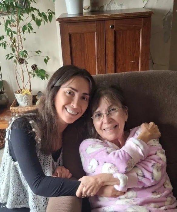 <p><strong>SON HALİNİ PAYLAŞTI!</strong><br />
Gül Onat son olarak hemşiresi ile çektirdiği bir fotoğrafı sosyal medya hesabında paylaştı. Hayranlarından ise adeta geçmiş olsun mesajları yağdı.</p>