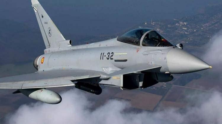 <p>Avrupa'nın ortak üretimi olan Eurofighter Typhoon, 4.5 nesil çok rollü savaş uçağı sınıfında yer alıyor. Hem hava-hava hem de hava-yer görevlerinde üstün performansa sahip olan bu uçak, birçok NATO ülkesinin de tercihi.</p>