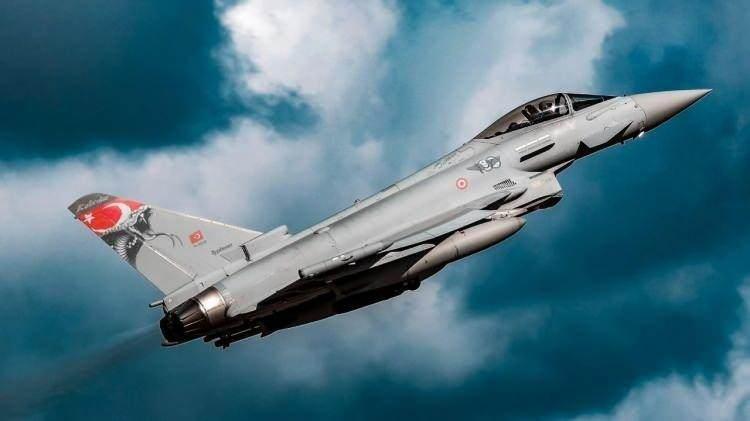 <p>Avrupa'nın ortak üretimi olan Eurofighter Typhoon, 4.5 nesil çok rollü savaş uçağı sınıfında yer alıyor. Hem hava-hava hem de hava-yer görevlerinde üstün performansa sahip olan bu uçak, birçok NATO ülkesinin de tercihi.</p>