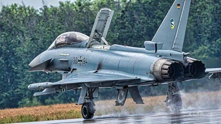 <p>İrtifa: 20.000 metreye kadar çıkabiliyor</p>
<p> </p>
<p>Motor: 2 adet EJ200 turbofan motor (her biri 90 kN itiş gücüne sahip)</p>