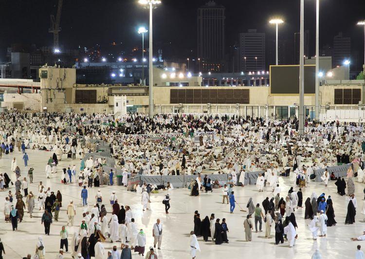 <p><strong>1 - Hac kimlere farzdır?</strong></p>

<p>Hac, sağlık, servet ve yol emniyeti yönünden haccetme imkanına sahip, akıl sağlığı yerinde ve büluğ çağına erişmiş Müslümanlara farzdır. Bu şartları taşıyan kişinin imkan elde edince, geciktirmeden haccı yerine getirmesi gerekir.</p>

<p>Kota sınırlamaları sebebiyle müracaat ettiği halde kurada ismi çıkmadığı için hacca gidemeden ölenler, imkan bulamadığı için borçlu olarak ölmüş olmaz.</p>

<p>Hac yolculuğuna katlanamayacak ya da fiilen haccedemeyecek derecede hasta olanlar ile yaşlılar, haccı yerine getirmekle yükümlü değildir.</p>
