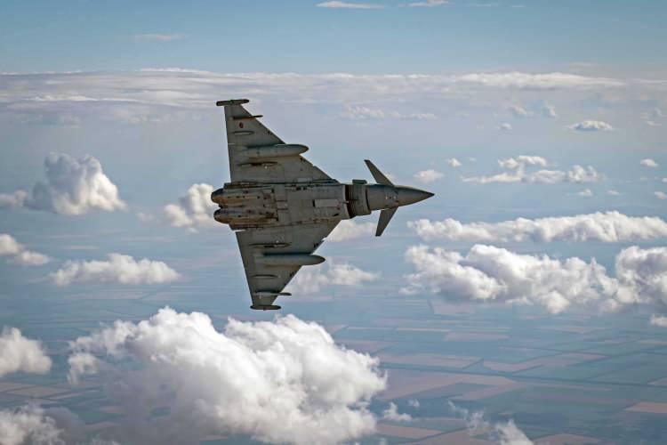 <p>6- Yunanistan'ın Rafale ve F-35 hamlesine karşı bir denge sağlar mı?</p>

<p><br />
Kesinlikle evet. Yunanistan, Fransa'dan 24 adet Rafale savaş uçağı (12'si kullanılmış, 12'si yeni) ve ABD'den 24 adet F-35 savaş uçağı (40 adede kadar opsiyonlu) alarak hava kuvvetlerini modernize ediyor. Özellikle Rafale uçakları, Meteor (100 km+) ve MICA (60 km+) hava-hava füzeleri ile Ege'de Türkiye'ye karşı bir üstünlük sağlama çabasında. Türkiye'nin F-16'ları ise en fazla 100 km menzilli AIM-120C-7 füzesi kullanabiliyor. Bu da Yunan Rafale'lerine karşı bir dezavantaj yaratıyor. Eurofighter Typhoon'un Tranche 4 versiyonu, AESA radarı ve 200 km+ menzilli Meteor füzesi ile bu dengeyi Türkiye lehine çevirebilir. Hatta F-35'in "stealth" özelliğine karşı AESA radarı ve Meteor füzesi ile bir avantaj bile sağlayabilir. F-35'lerin en büyük dezavantajı, hava-hava görevlerinde sadece 4 adet (dâhili) füze taşıyabilmesidir. Typhoon ise 10 adede kadar hava-hava füzesi taşıyabilir. Bu da onu "füze kamyonu" yapar.</p>
