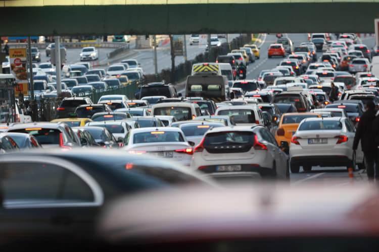 <p>Buna karşılık, dünya genelinde benzer şekilde “alışılmışın dışında” trafik ve yaya düzenlemeleri de var. Aşağıda birkaç örnek bulabilirsin:</p>