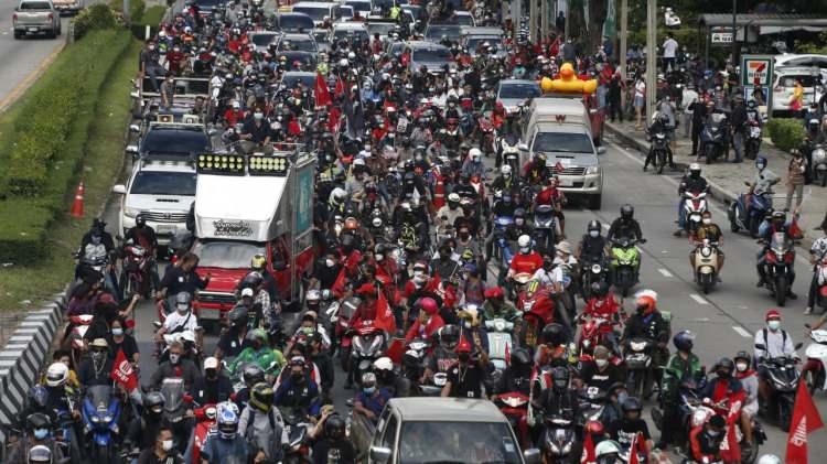 <p><span style="color:#B22222"><strong>THAİLAND / TAYLAND </strong></span></p>
<p> </p>
<p>Araç, scooter ya da bisiklet kullanırken üstü çıplak (gömleksiz) araç kullanmak formaliteler açısından yasak sayılıyor. </p>