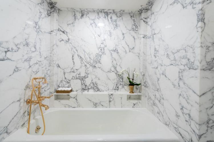 <p>Bu tarz, Abraham Lincoln dönemine çok daha uygun ve hatta orijinalde kullanılan mermer bile olabilir.”</p>
